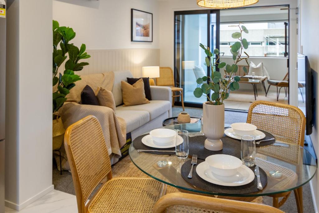 In the heart of it all: 2 bed CBD townhouse - Resim 46