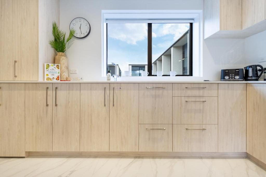 In the heart of it all: 2 bed CBD townhouse - Resim 44