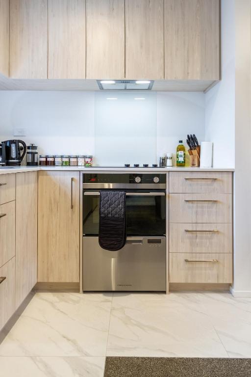 In the heart of it all: 2 bed CBD townhouse - Resim 41