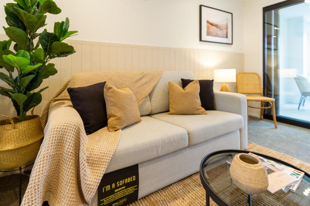 In the heart of it all: 2 bed CBD townhouse - Resim 7