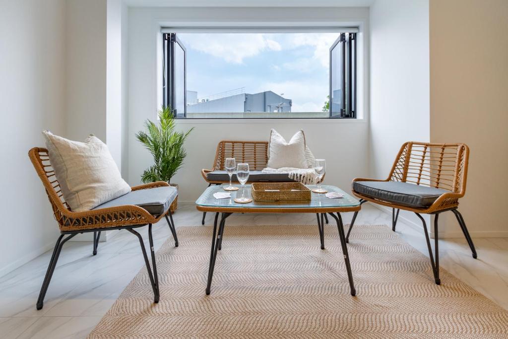 In the heart of it all: 2 bed CBD townhouse - Resim 6