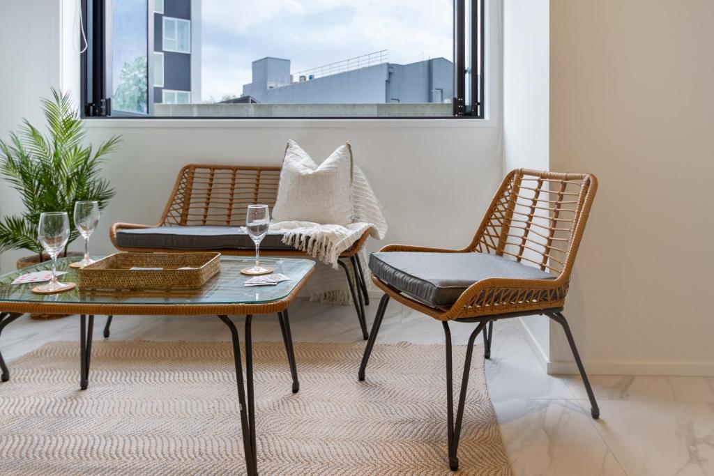 In the heart of it all: 2 bed CBD townhouse - Resim 34