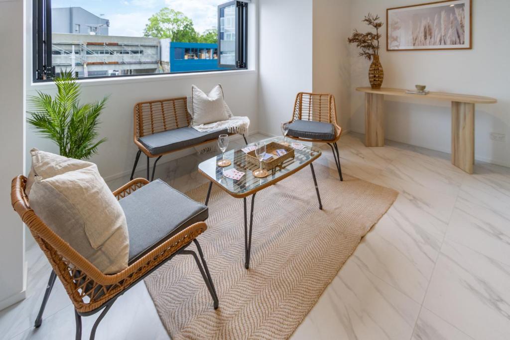 In the heart of it all: 2 bed CBD townhouse - Resim 42