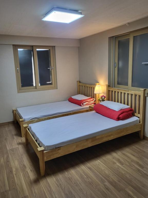 Red Guesthouse - Deluxe Family Room