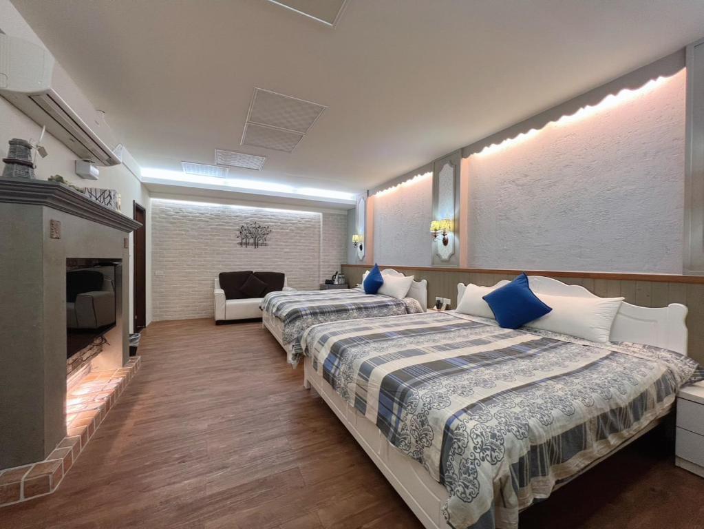 een grote slaapkamer met 2 bedden en een bank bij Love The Countryside B&B in Hualien
