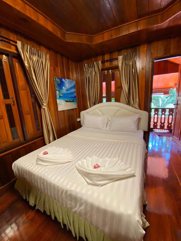 Postel nebo postele na pokoji v ubytování Ruan Mai Naiyang Beach Resort