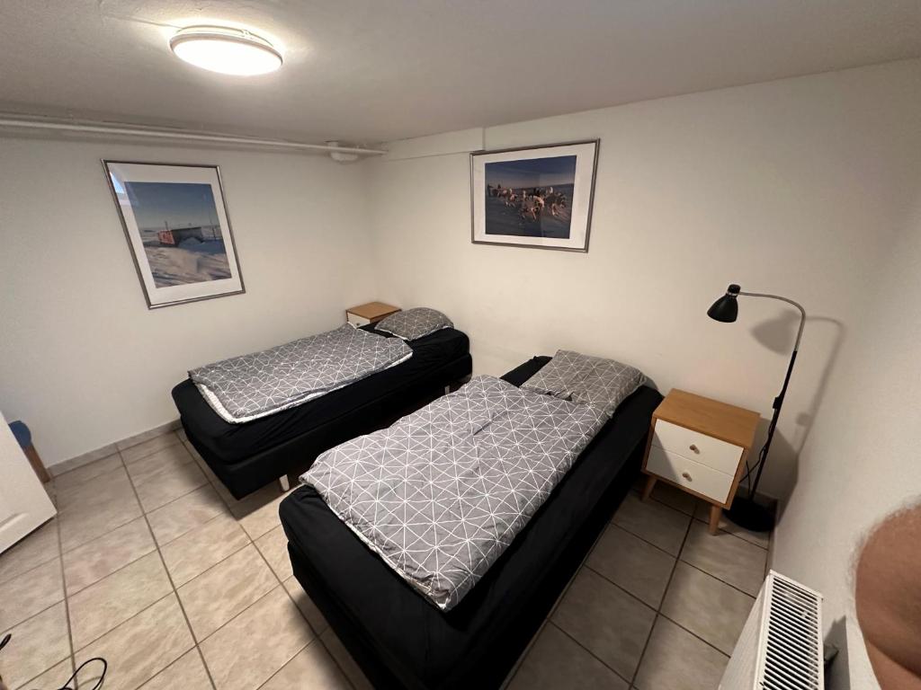 a room with two beds and a lamp in it at Nice apartment in Odense in Odense