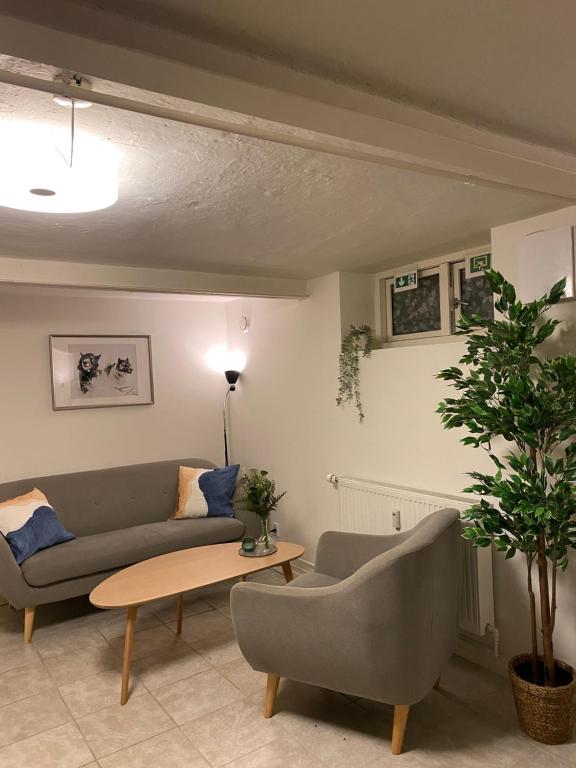 un soggiorno con divano e tavolo di Nice apartment in Odense a Odense