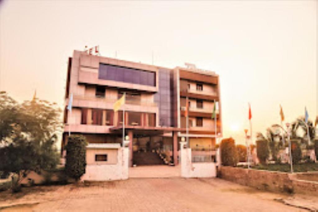 een gebouw aan de kant van een onverharde weg bij Hotel Vaishnavi Heights,Manjurahi in Aurangābād