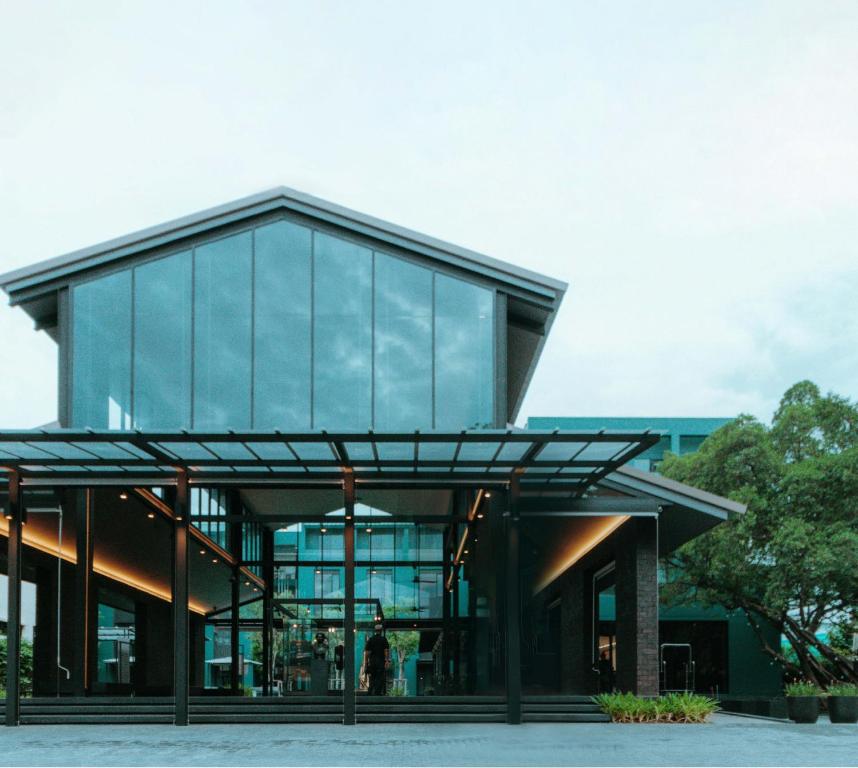 バンコクにあるシアター レジデンスの外観のガラス張りのオフィスビル