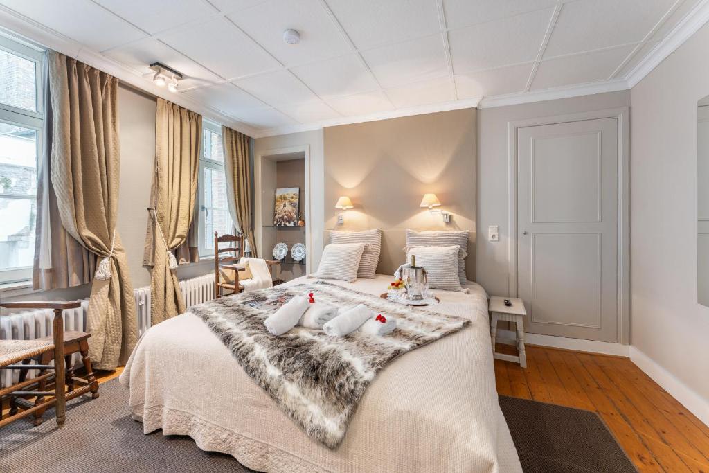 ブルージュにあるHet Geerwijn - gastensuite in hartje Bruggeのベッドルーム1室(大型ベッド1台、毛布付)