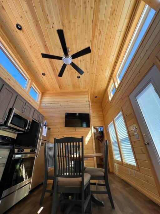 ヴァジェにある092 Star Gazing Tiny Home near Grand Canyon South Rim Sleeps 8のリビングルーム(天井ファン付)、キッチンが備わります。
