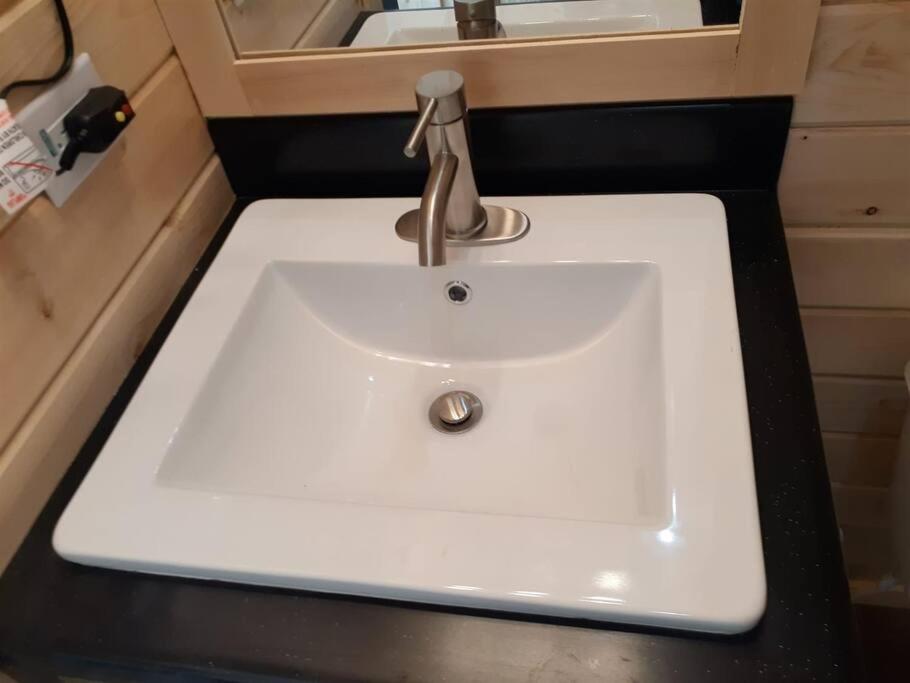 ヴァジェにある092 Star Gazing Tiny Home near Grand Canyon South Rim Sleeps 8のギャラリーの写真
