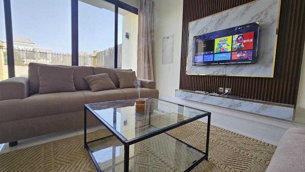 TV a/nebo společenská místnost v ubytování Elegant 2-Bed Villa + Hall, G+1