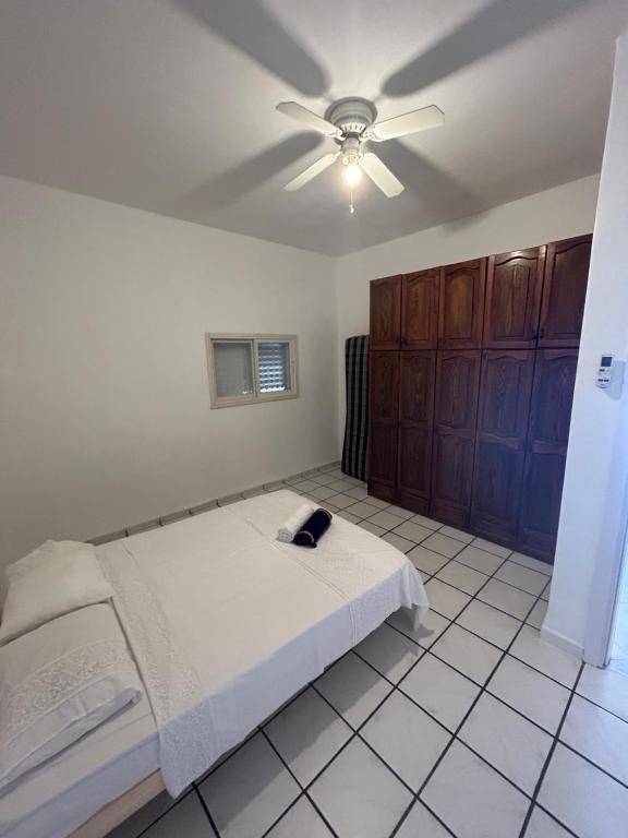 um quarto com uma cama e uma ventoinha de tecto em Casa de Galilee em Tiberias