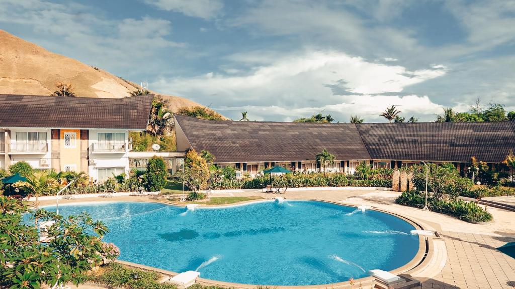 uma piscina em frente a um resort em Hotel Suni Sentani em Jayapura