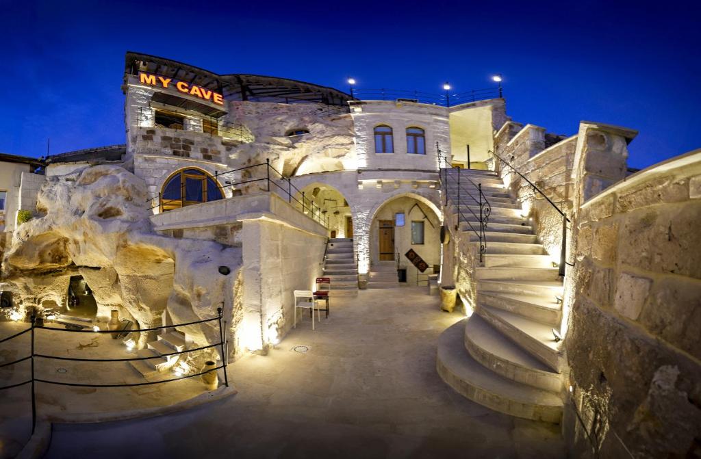 un edificio con scale di fronte ad esso di notte di My Cave Suites a Nevşehir