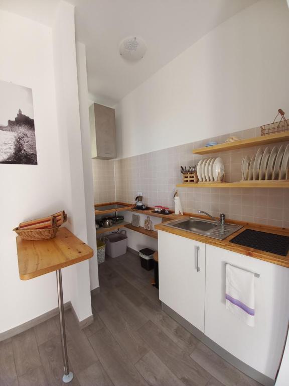 Kuchyň nebo kuchyňský kout v ubytování Appartamento Miralago con Giardino sul Lago
