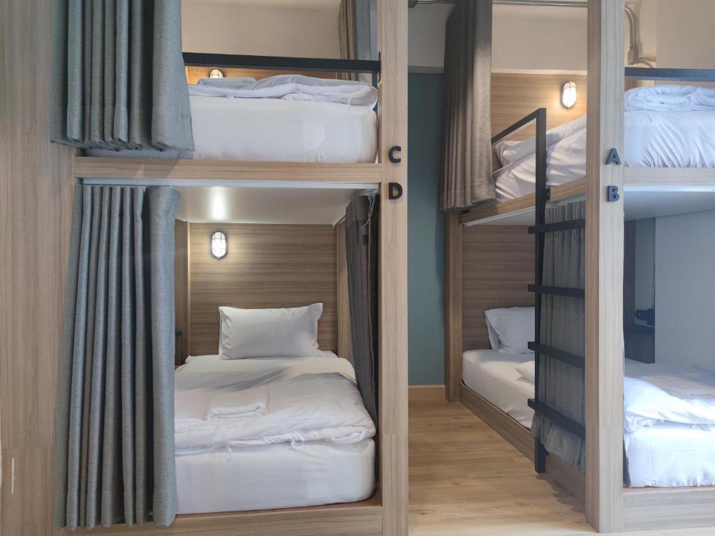 Postel nebo postele na pokoji v ubytování N5 Ratchawong Hostel