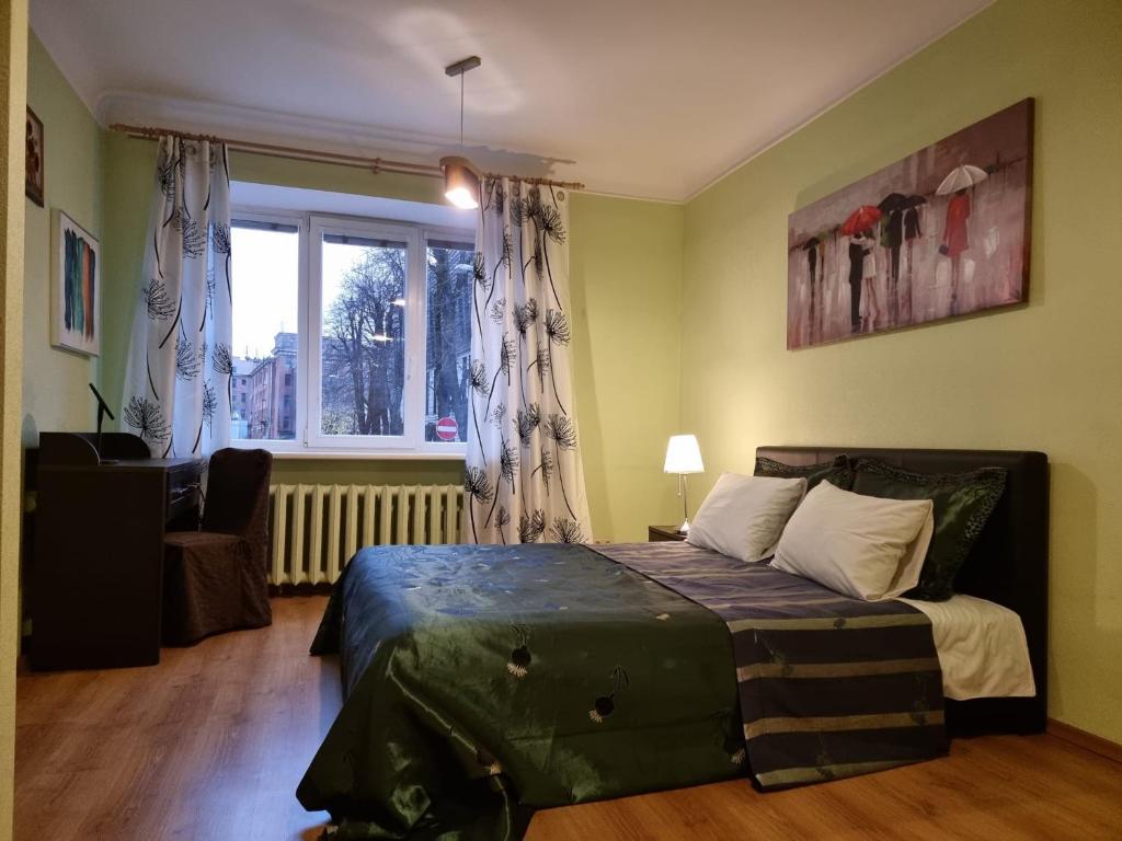 una camera con letto e finestra di City Inn 3 bedrooms Apartment next to Dom square a Riga