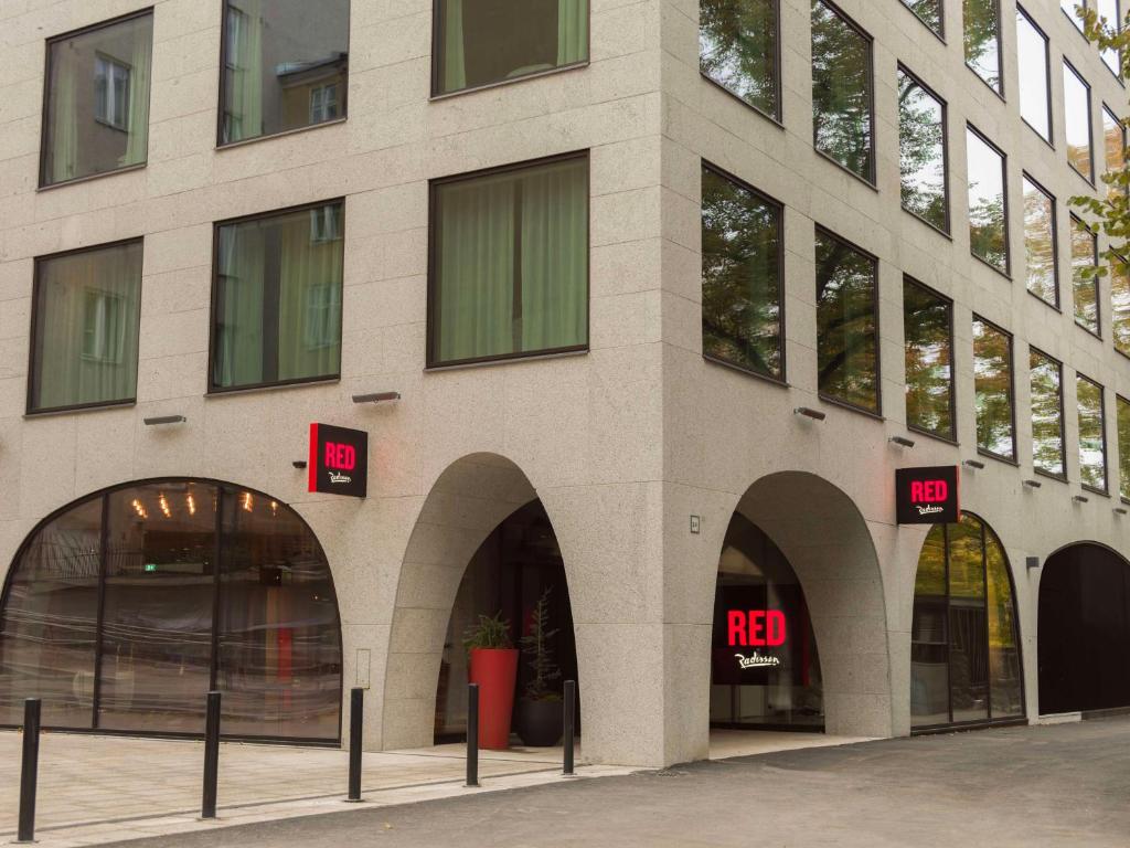 Η πρόσοψη ή η είσοδος του Radisson RED Helsinki