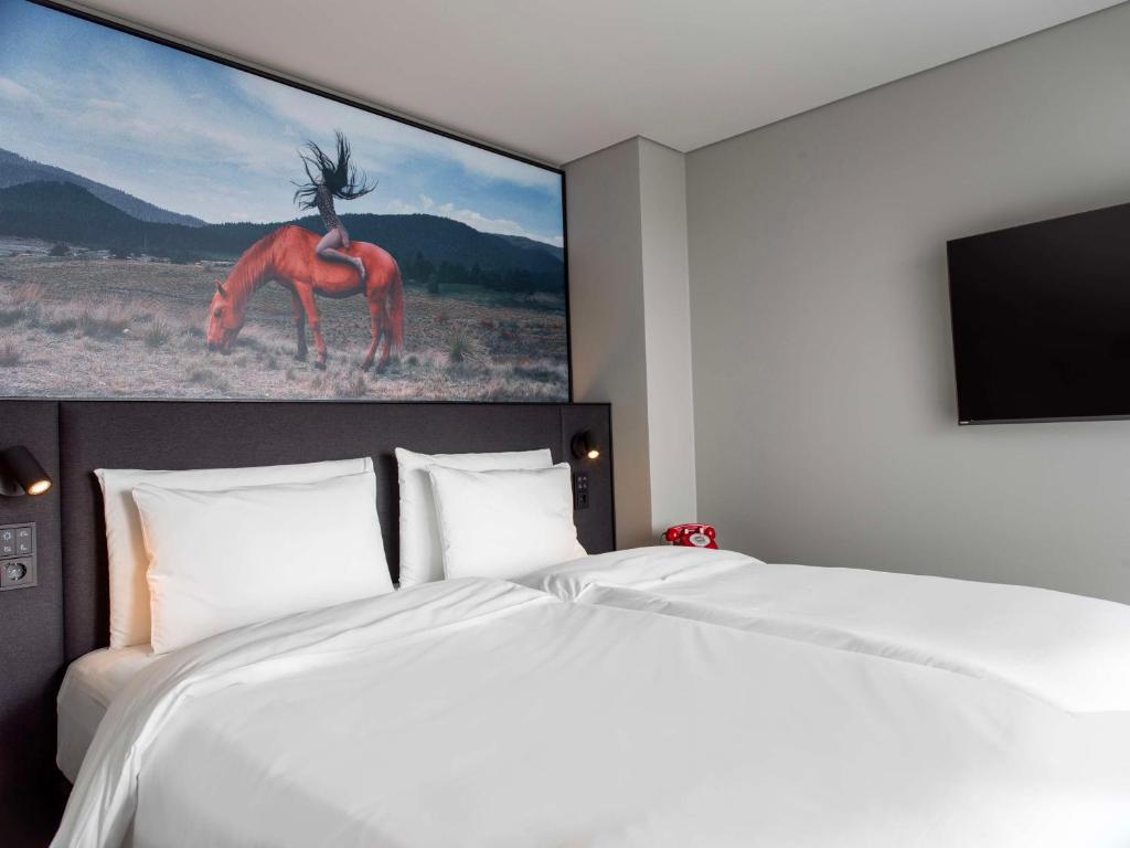 Ένα ή περισσότερα κρεβάτια σε δωμάτιο στο Radisson RED Helsinki