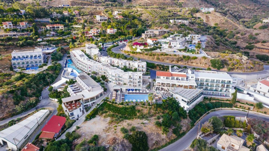 una vista aérea de una ciudad con edificios en Panorama Village Hotel, en Agia Pelagia