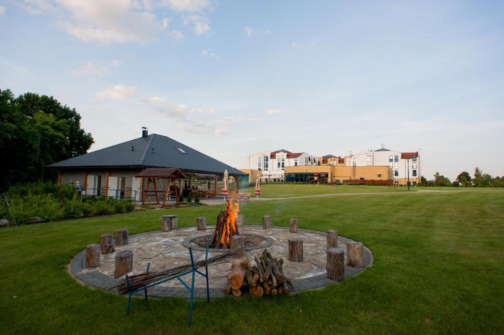 Vonkajšia záhrada v ubytovaní Hotel Atut w Licheniu