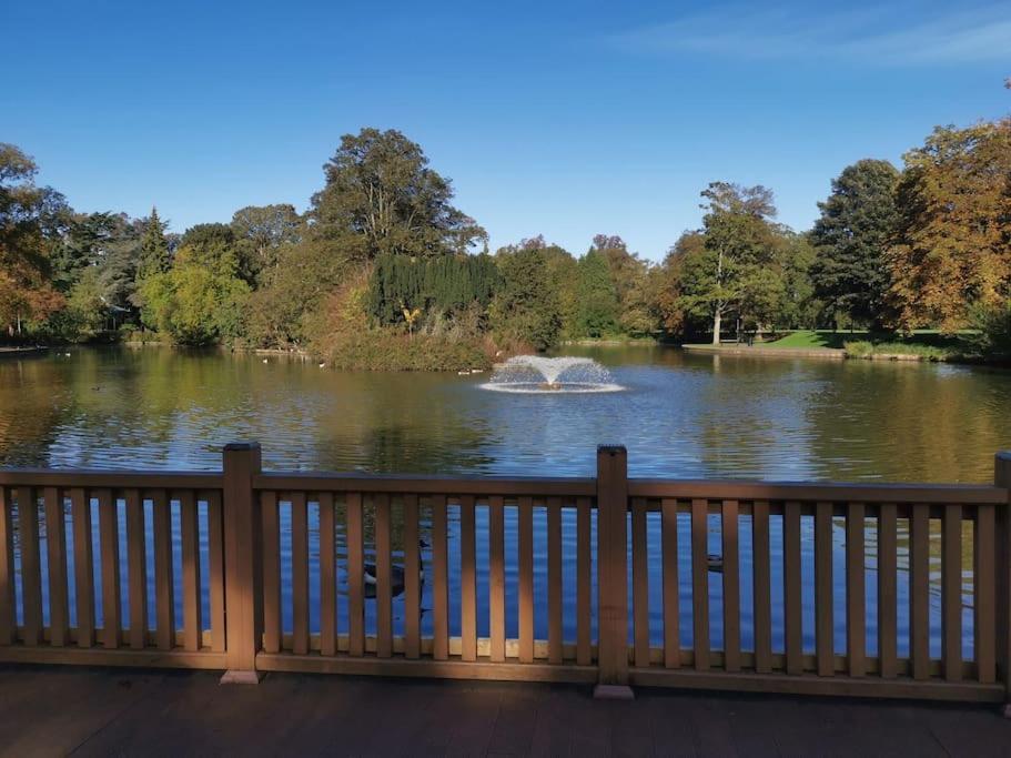 Blick auf einen Teich mit einem Brunnen im Wasser in der Unterkunft Darlington central 3 bed home in Darlington