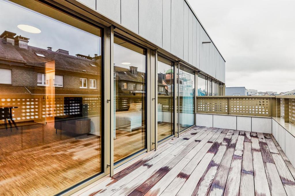 Un balcón o terraza en Résidence du Lys - Perrin Apartments