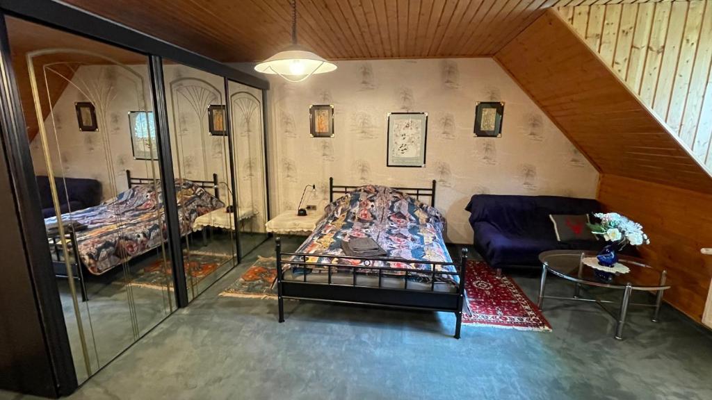 Cette chambre comprend 2 lits et un canapé. dans l'établissement Ferienhaus Martinz, 