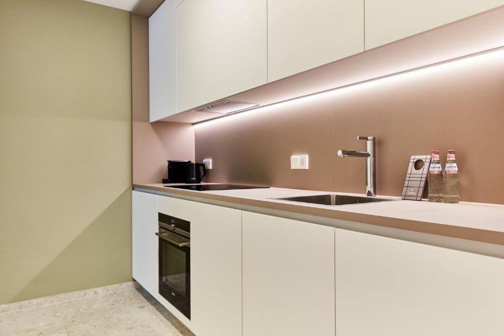 Una cocina o kitchenette en Résidence du Lys - Perrin Apartments
