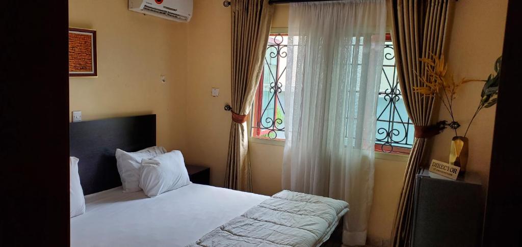 1 dormitorio con cama y ventana en 3TS LUXURY APARTMENTS, en Sangotedo