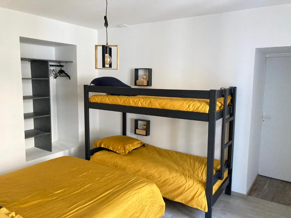 Posteľ alebo postele v izbe v ubytovaní Kentañ - Maison insolite intra-muros à Guérande