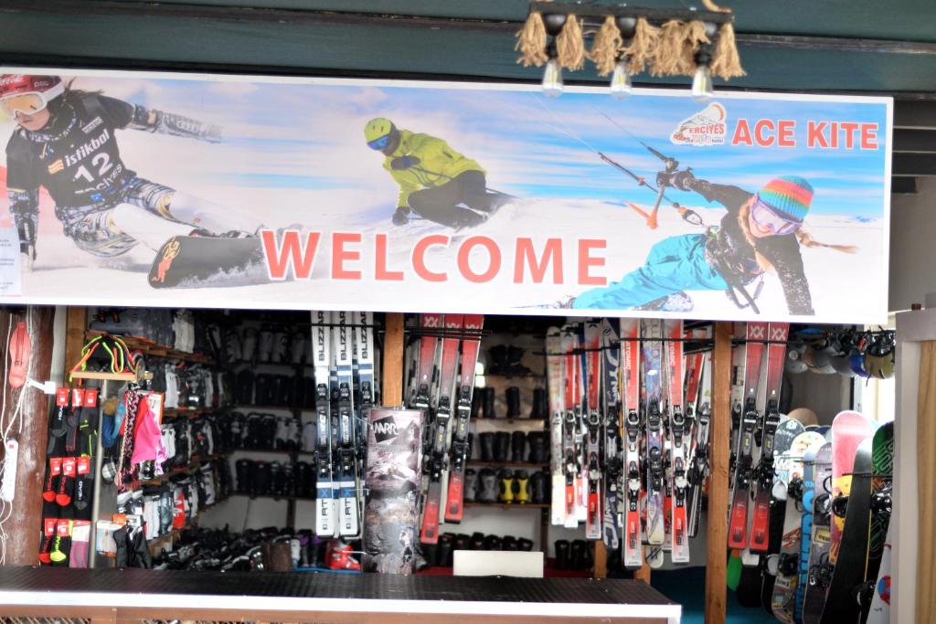 ein Schild für ein Skigeschäft mit Skifahrern darauf in der Unterkunft ACE KITE HOTEL in Çomaklı