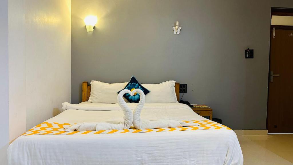 Postel nebo postele na pokoji v ubytování Hotel Baga Bay 200 Meters From Baga Beach
