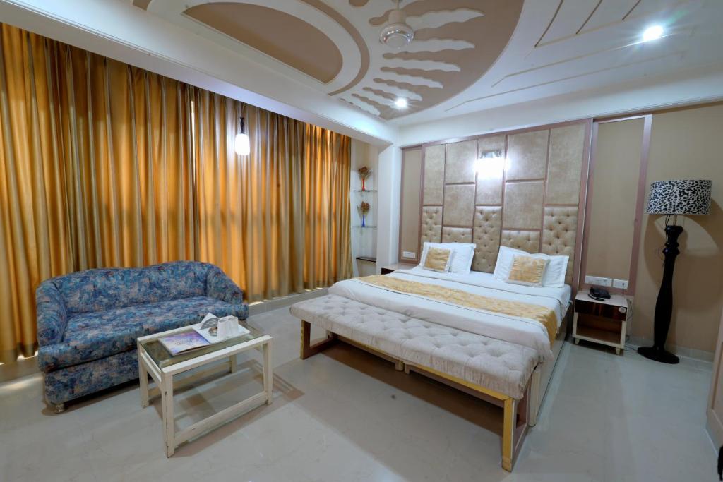 Postel nebo postele na pokoji v ubytování Hotel Oppera Delhi Airport