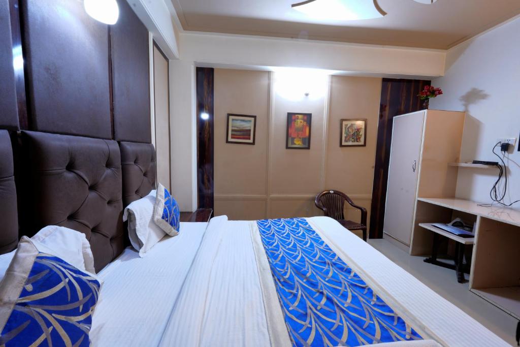 Postel nebo postele na pokoji v ubytování Hotel Oppera Delhi Airport