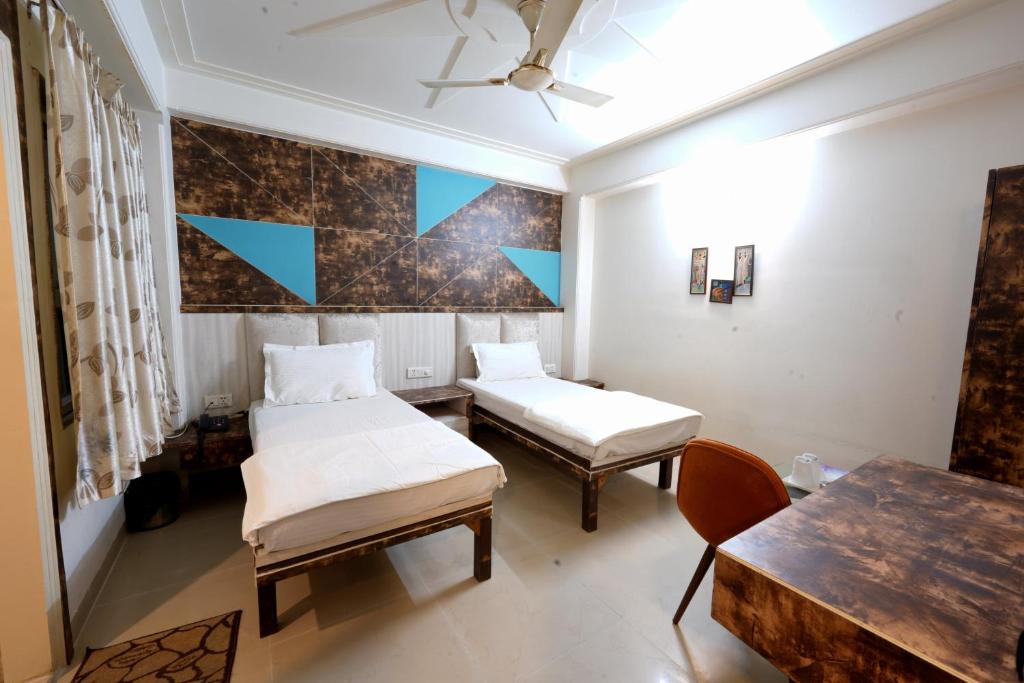 Postel nebo postele na pokoji v ubytování Hotel Oppera Delhi Airport