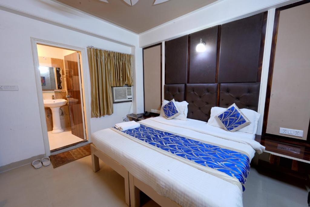Postel nebo postele na pokoji v ubytování Hotel Oppera Delhi Airport