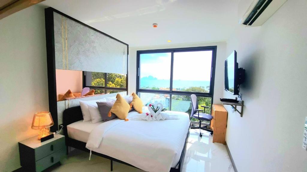 A404-nice Seaview One Bedroom At Ao Nang Beach في شاطيء آونانغ: غرفة نوم بسرير ونافذة كبيرة