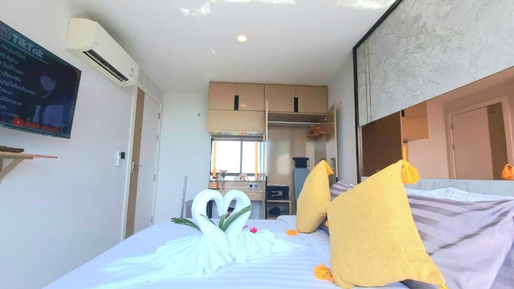 Postel nebo postele na pokoji v ubytování A404-nice Seaview One Bedroom At Ao Nang Beach