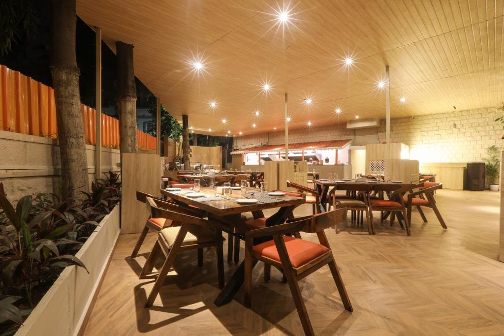 Restaurace v ubytování IRA by Orchid, Nashik