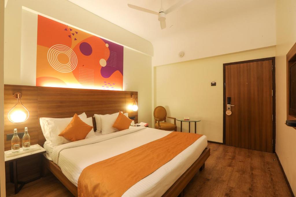 Postel nebo postele na pokoji v ubytování IRA by Orchid, Nashik