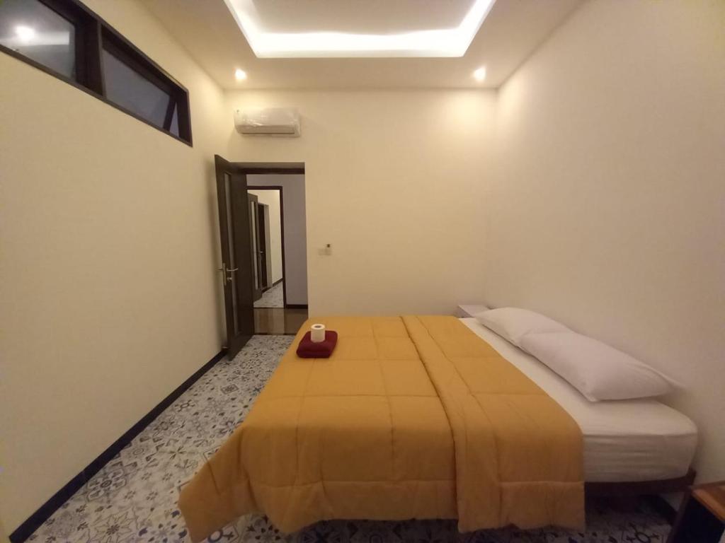 Säng eller sängar i ett rum på Rumah WJ rooms and suites