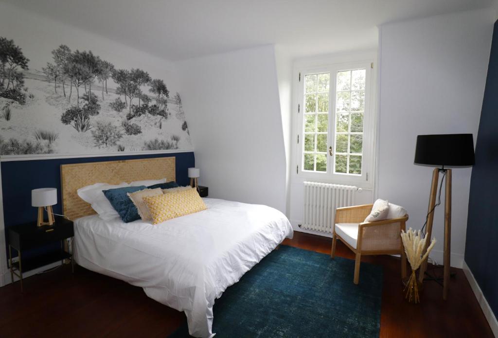 Un pat sau paturi într-o cameră la Le Domaine Saint Ange