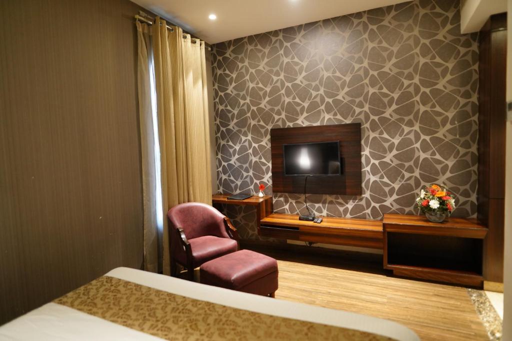 TV a/nebo společenská místnost v ubytování The Vivaan Hotel & Resorts Karnal