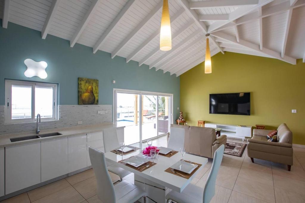 3 Bed Villa Sleeps 6 Pool Priv Patio photo photo 6