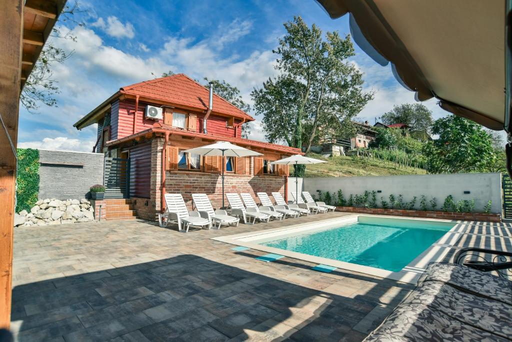 Bazén v ubytování Spa Villa Ana nebo v jeho okolí