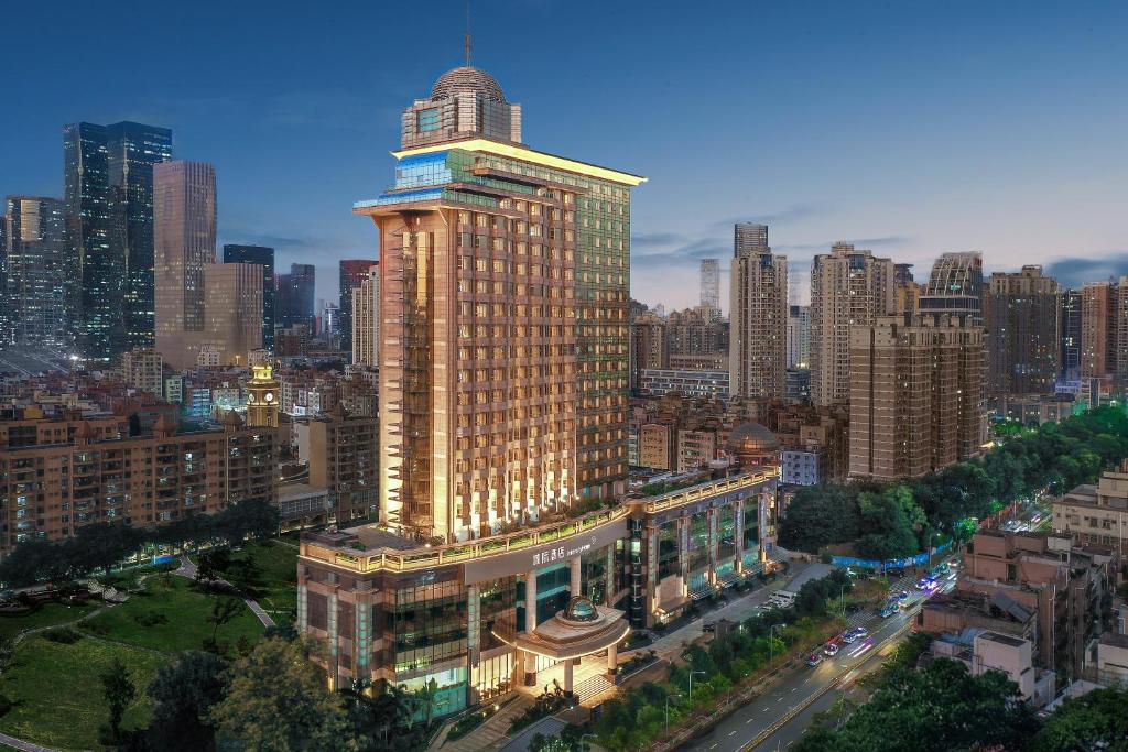 un gran edificio con una torre en lo alto de una ciudad en Intercity Shenzhen Futian Huanggang en Shenzhen